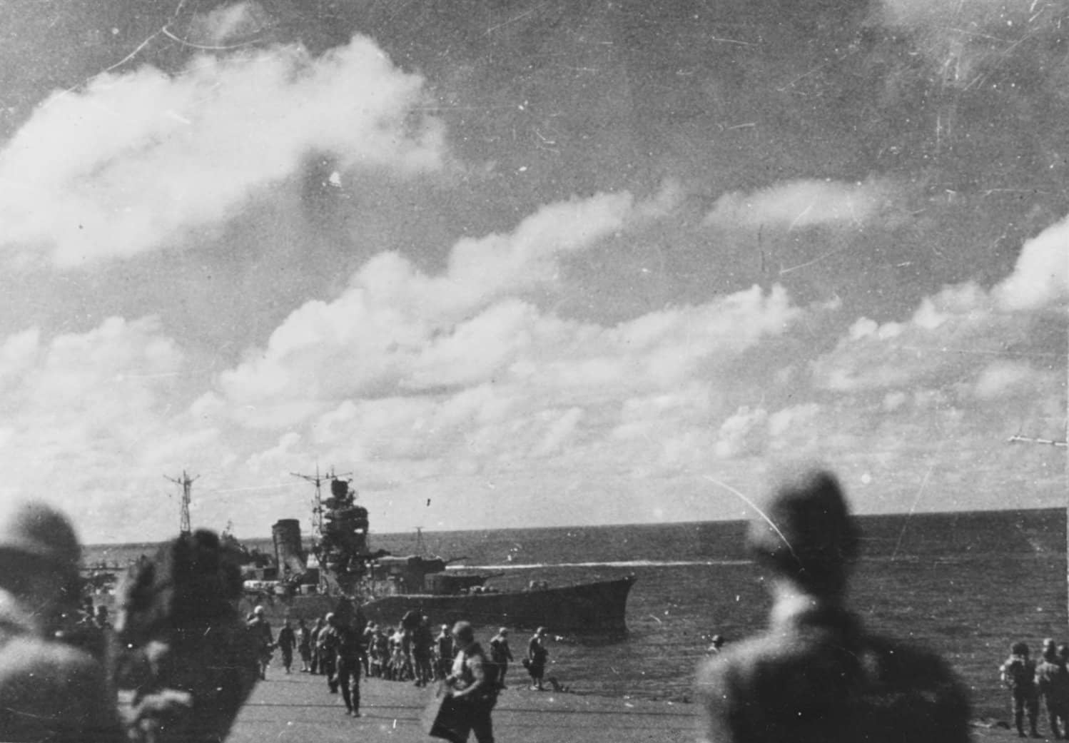 1944年10月25日,「恩加尼奥角海战」期间,小泽治三郎中将自受创的航空母舰「瑞鹤」号将司令旗转移至日本轻巡洋舰「大淀」号,照片自倾斜的瑞鹤号飞行甲板拍摄。
