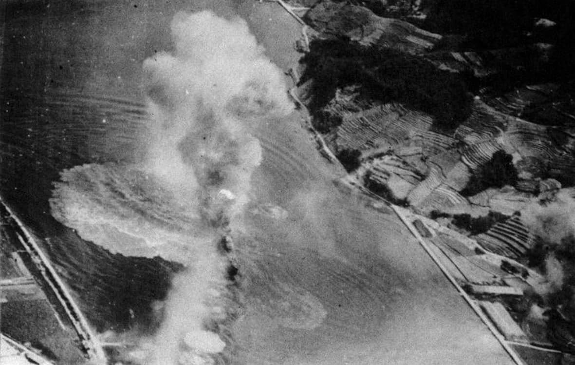 1945年7月28日,「吴港空袭」期间,美军航母舰载机正在轰炸吴港附近的日本轻巡洋舰「大淀」号。7月24日该舰已身中5枚炸弹,28日再度遭整天攻击后倾覆。