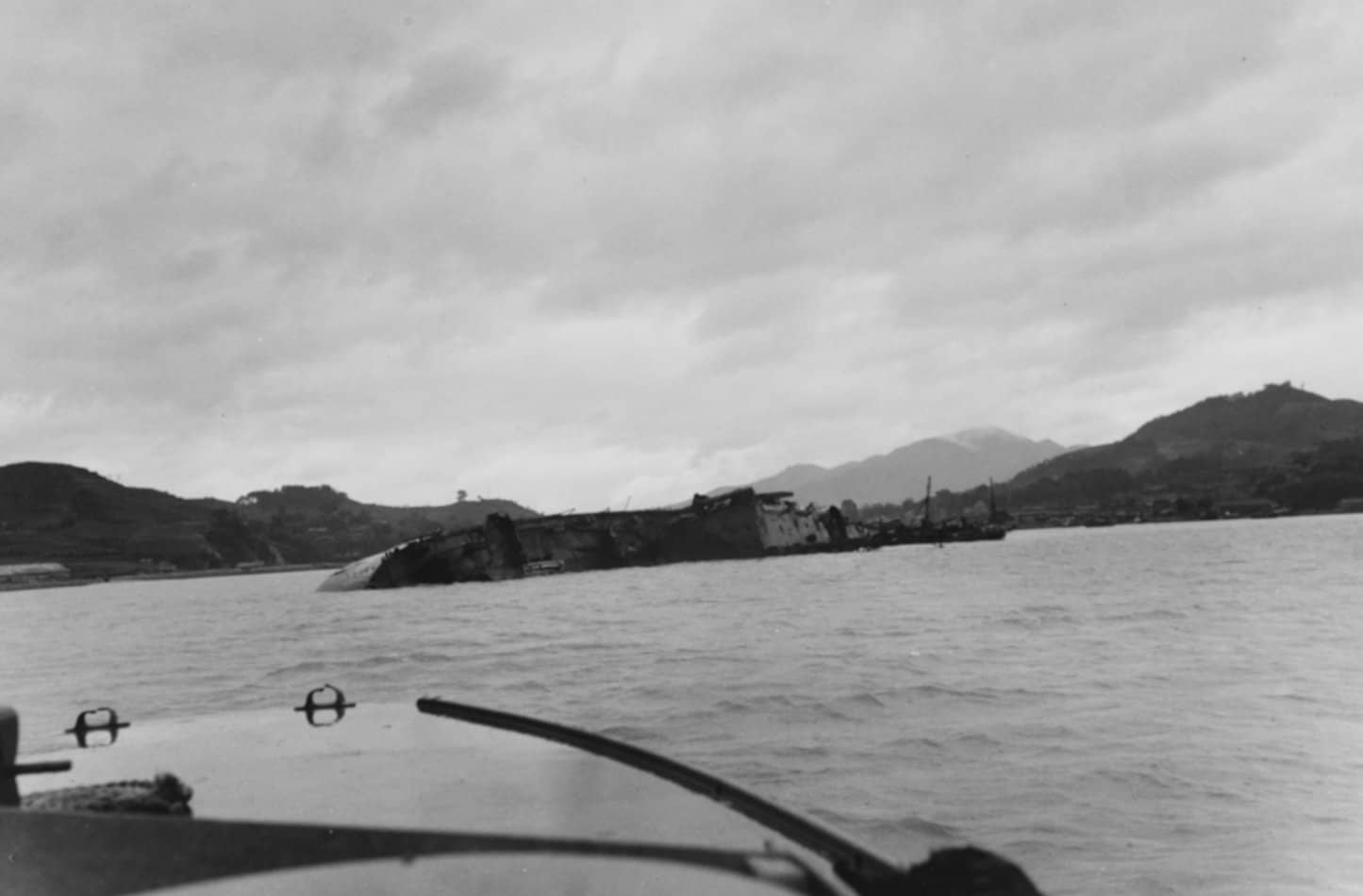 1945年10月9日,仍倾覆于吴港的日本轻巡洋舰「大淀」号残骸。战后该舰于1947年9月被打捞出水,1948年在原吴海军工厂船坞解体完毕。