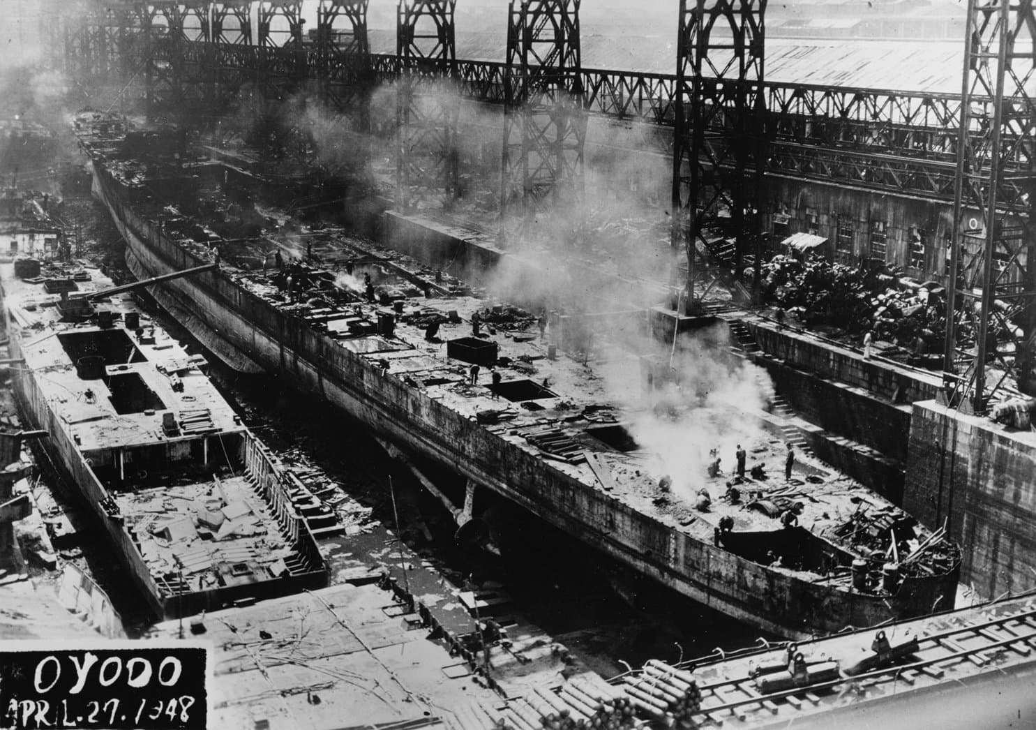 1948年4月27日,正在吴港船坞中解体的日本轻巡洋舰「大淀」号残骸。