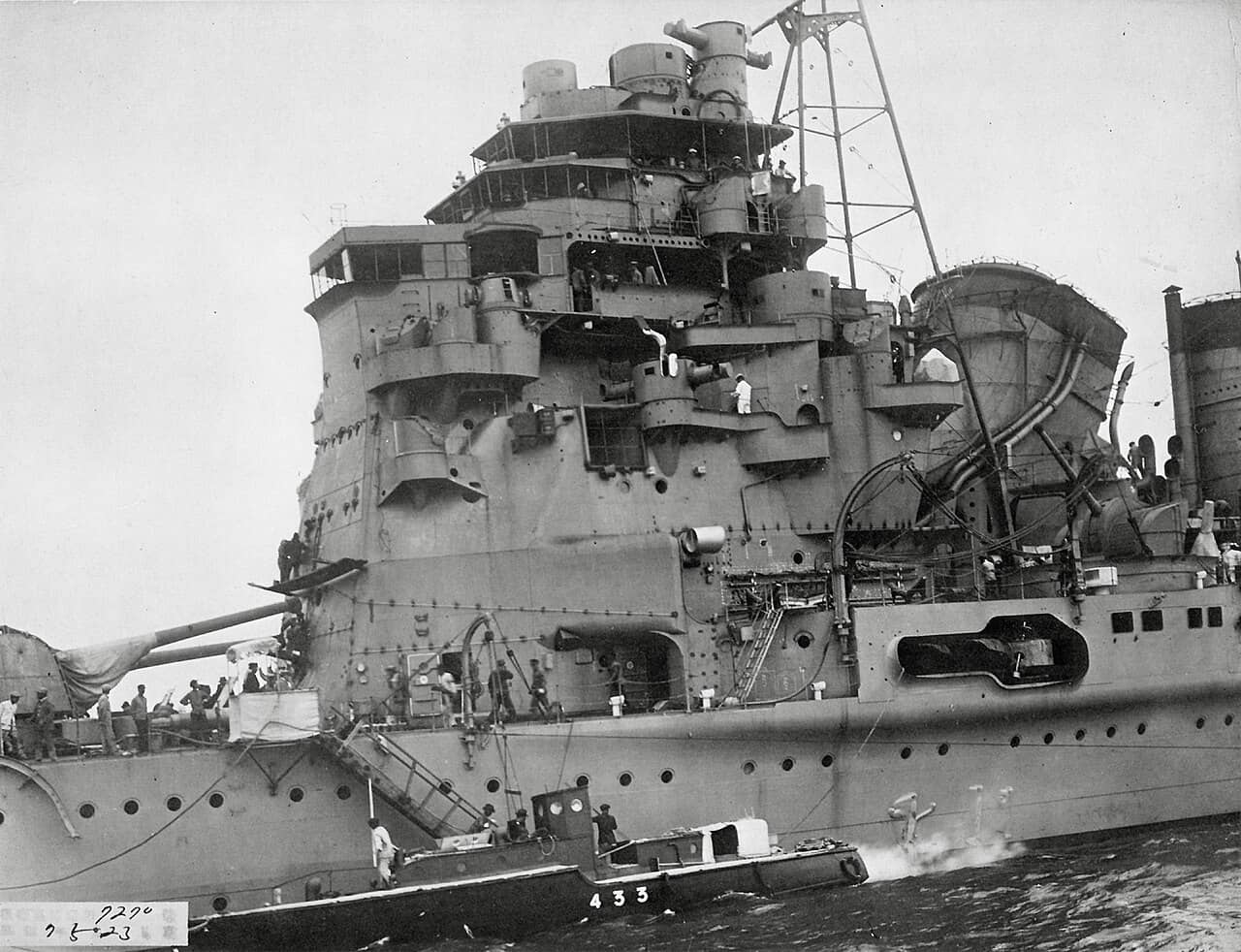 1932年，建造中的高雄号重巡洋舰舰桥（中部船体）实拍。