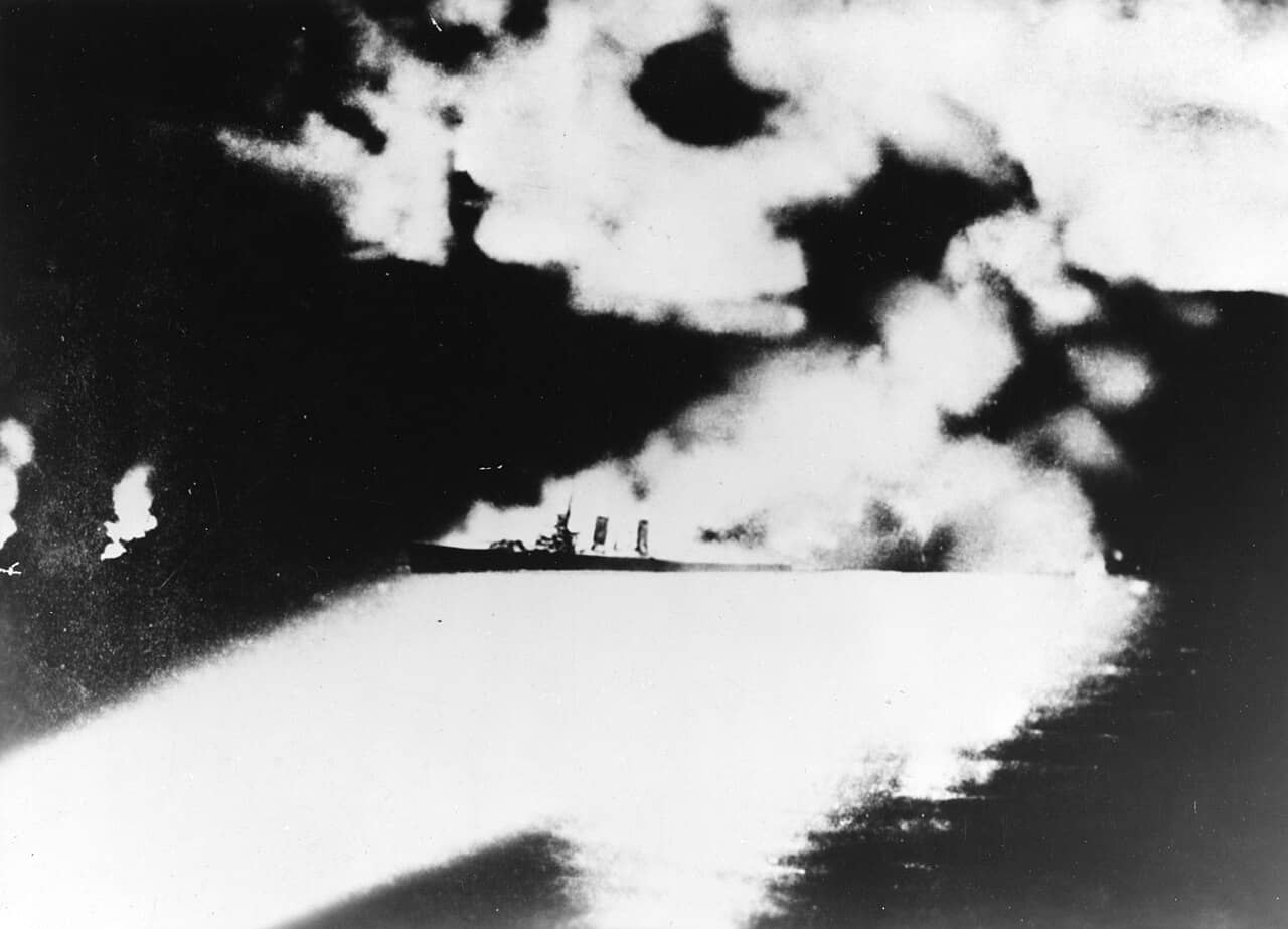 1942年8月9日，瓜达尔卡纳尔岛海域的「萨沃岛海战」期间，被日本海军鸟海号重巡洋舰的探照灯照亮攻击的美国海军昆西号（USS Quincy，CA-39）重巡洋舰，昆西号重巡也在随后的战斗中被击沉。