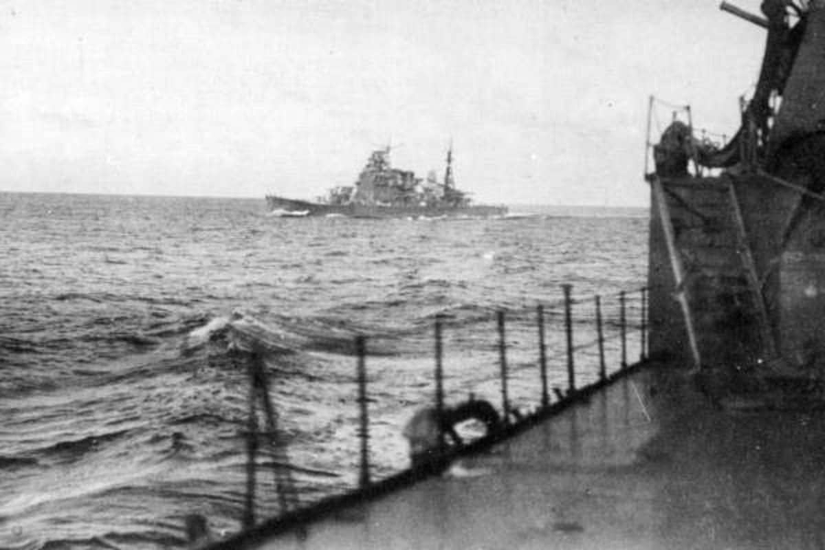 1942年，高雄号重巡洋舰驶向瓜达尔卡纳尔岛海域（所罗门群岛）。注：此照片在其姐妹舰爱宕号上拍摄。