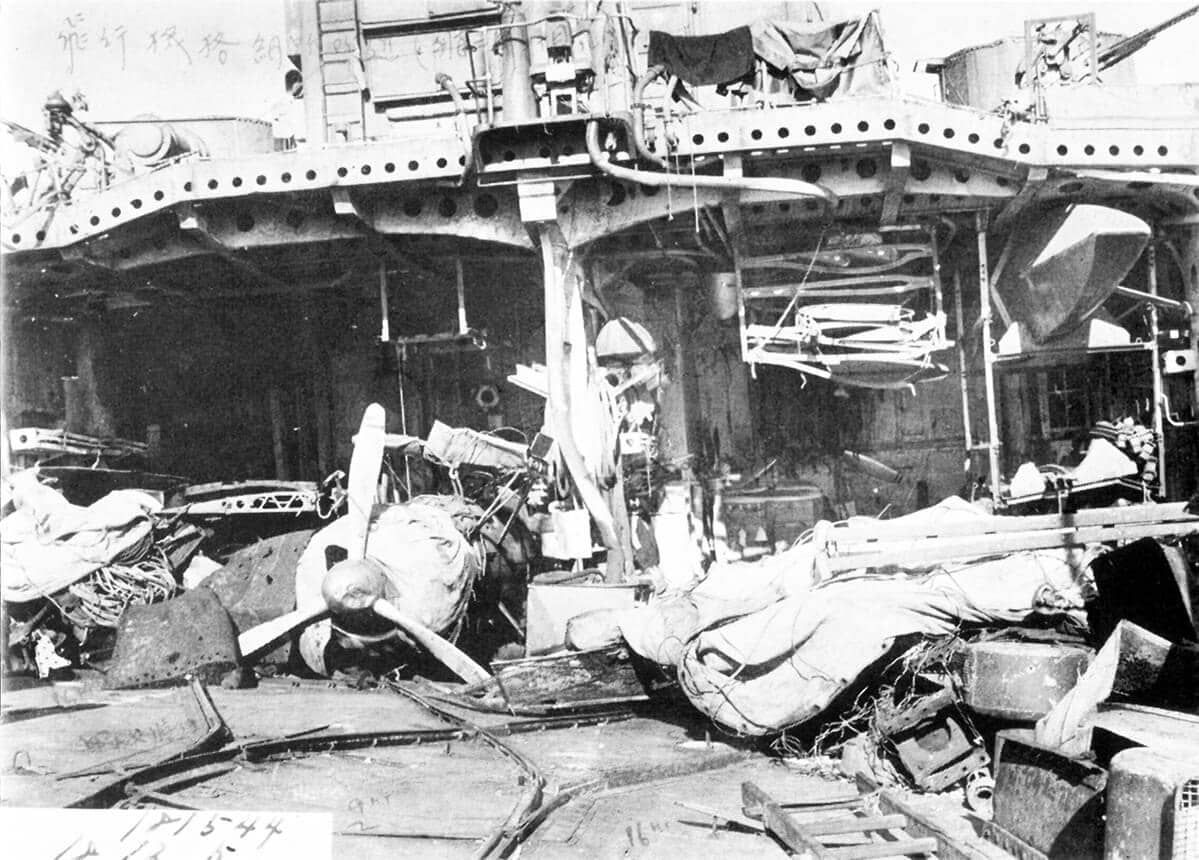 1943年11月5日「拉包尔空袭」后，摩耶号重巡洋舰机库甲板左舷第3号发动机舱上方的损伤（12月5日拍摄）。