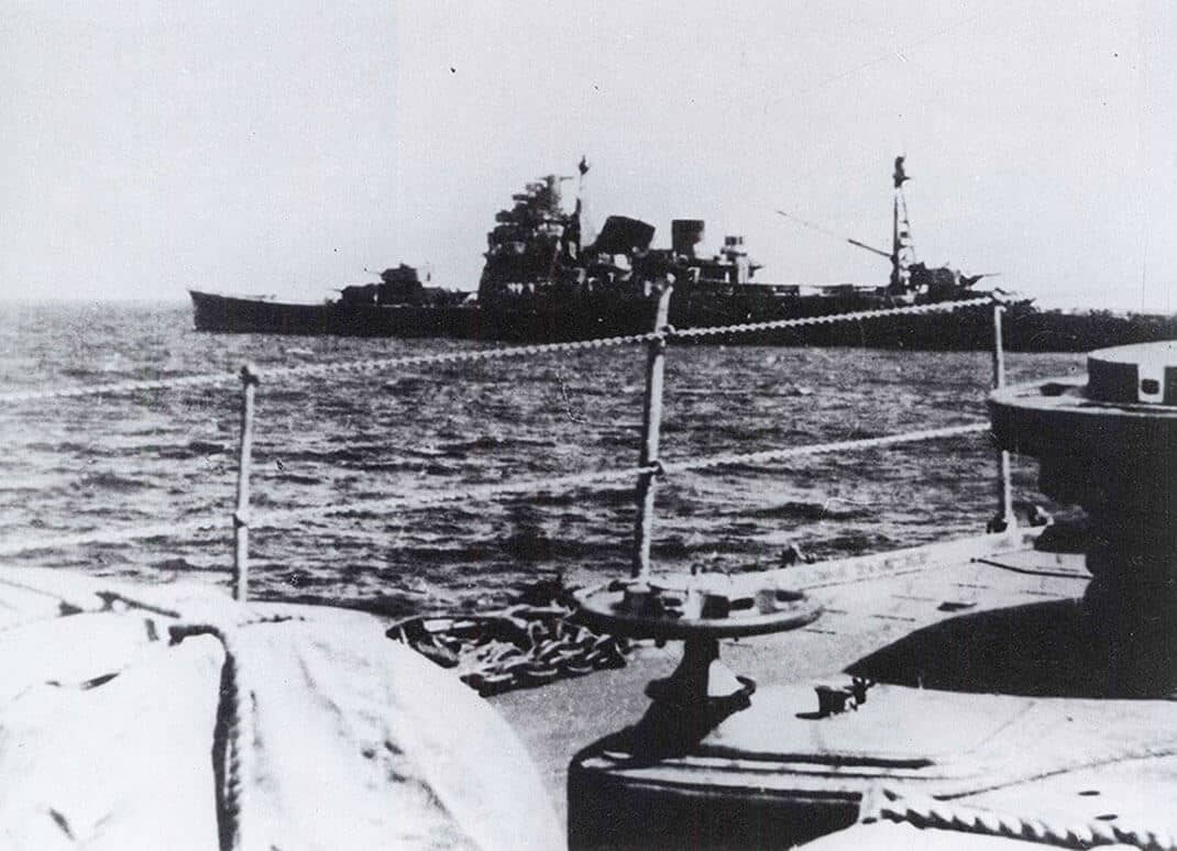 1944年5月，停泊于新加坡附近林加泊地的爱宕号重巡洋舰。其于此年10月23日，遭美军潜艇「达特」号（USS Darter）鱼雷攻击受损沉没。