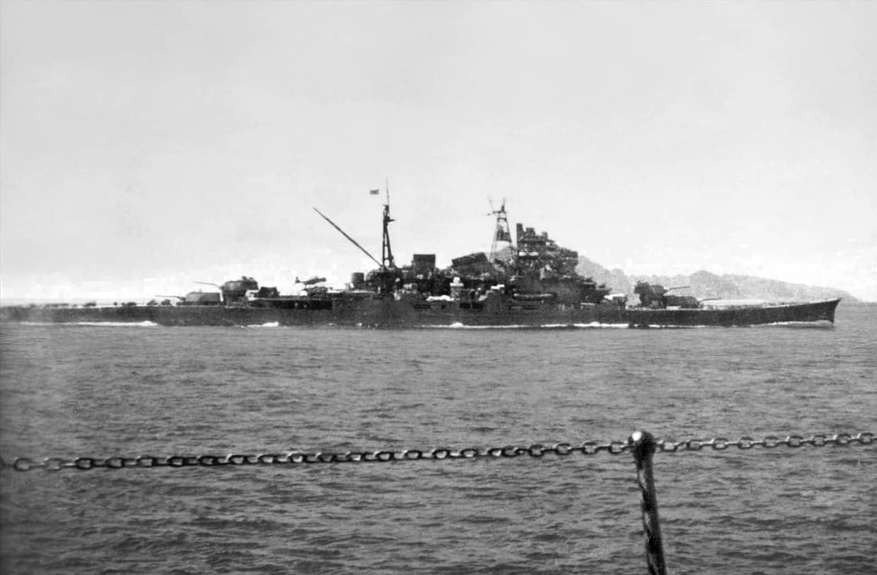 1944年5月，在菲律宾塔威塔威（Tawi-Tawi）外海进行训练航行的摩耶号重巡洋舰。