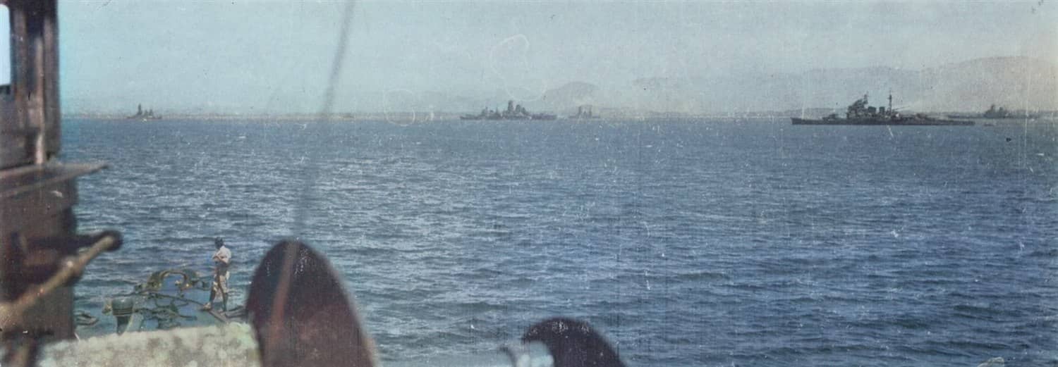1944年10月「莱特湾海战」前夕停泊于文莱锚地的日本舰队，画面自左至右为扶桑、最上、大和、山城号战列舰与鸟海号重巡洋舰、武藏号等，此照从驱逐舰矶风号上拍摄；10月25日「萨马岛海战」中鸟海号遭重创后被自沉。