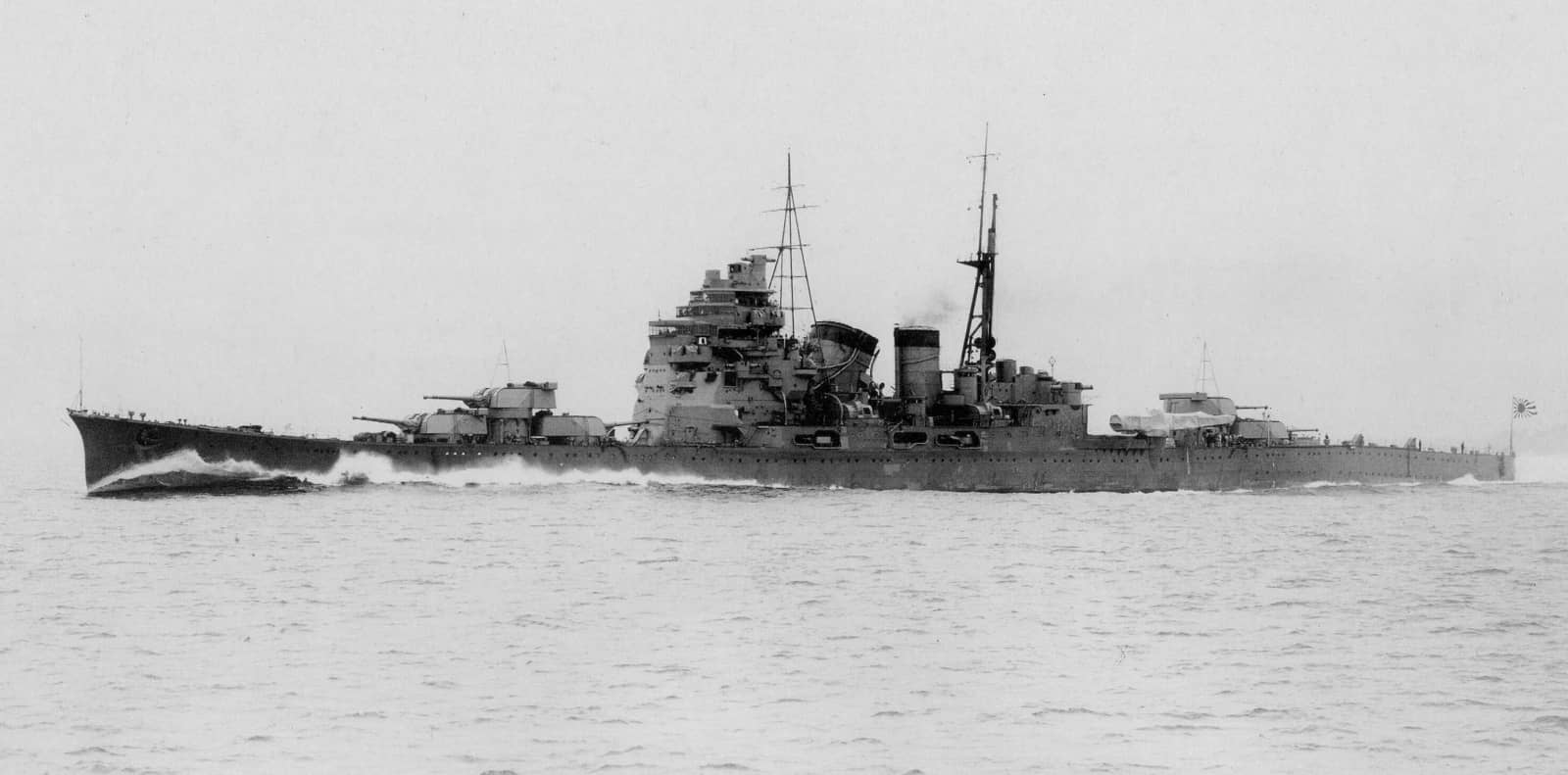 1932年2月13日，在宿毛湾（Sukumo Bay）进行全功率试航的日本重巡洋舰「爱宕」号。
