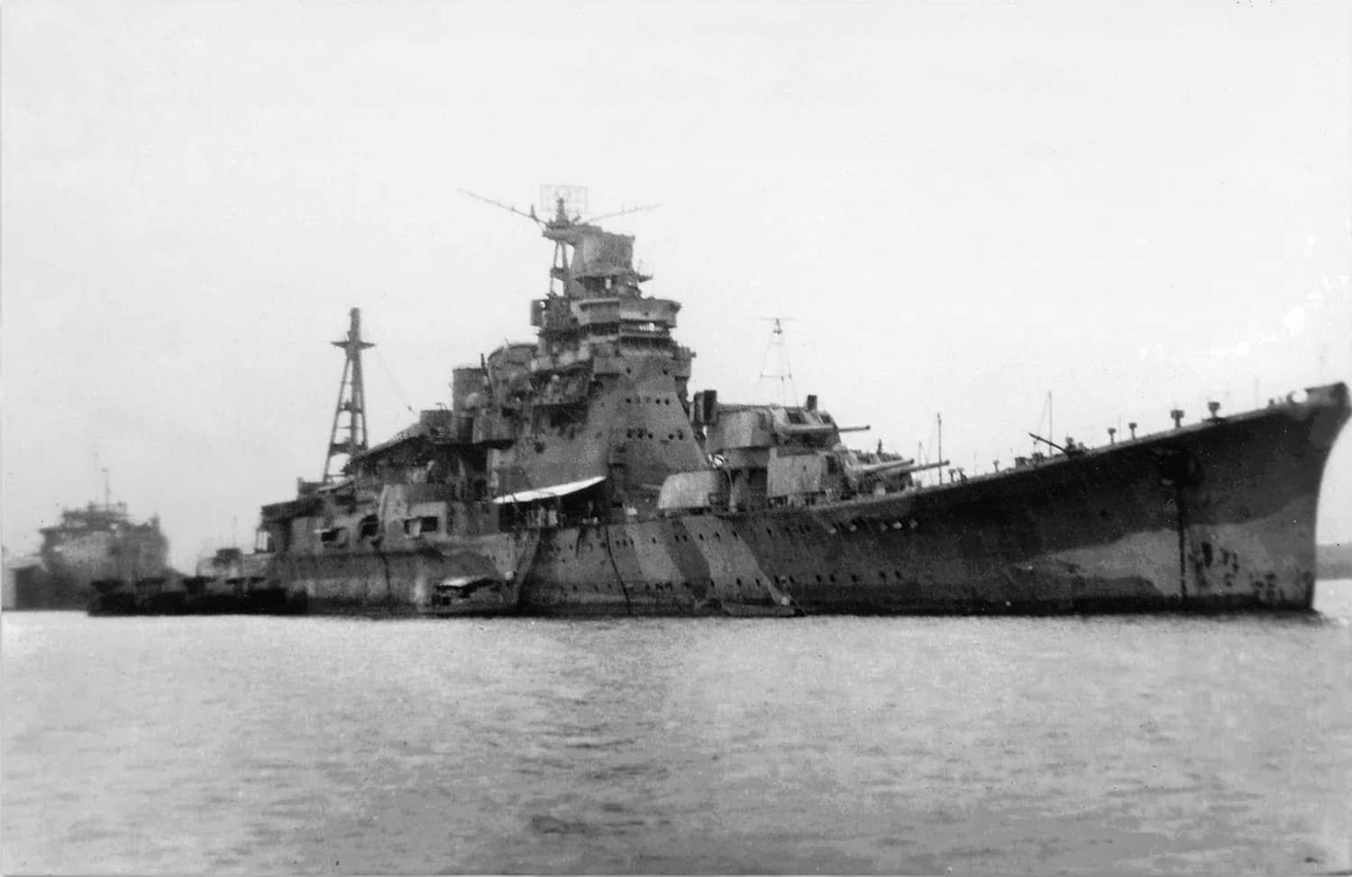 1945年7月31日，高雄号在新加坡港遭英军袖珍潜艇「XE-3」号敷设的水雷炸成重伤、舰艏断裂；此照摄于1945年9月，重伤的高雄号在新加坡实里达向英军投降时。