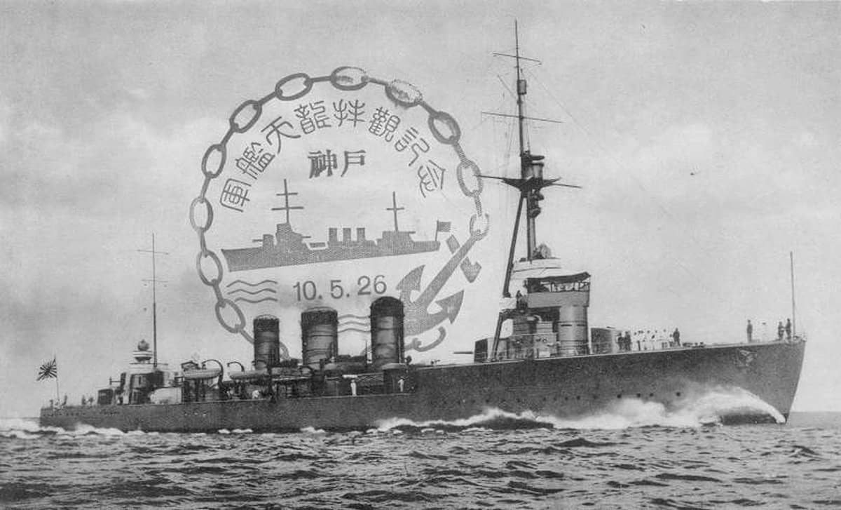 一张1926年发行、印有「天龙」号轻巡洋舰的明信片，上盖有神户登舰参观纪念章，日期为1935年5月26日。