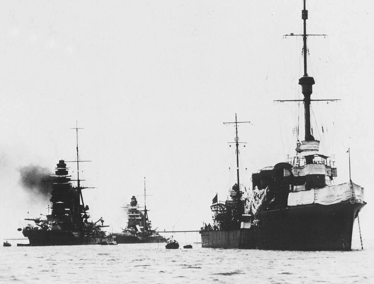 1927年，「龙田」号轻巡洋舰（画面近景）与战列舰「长门」号、「陆奥」号一同编队航行，摄于战前联合舰队的阅舰与演习期间。