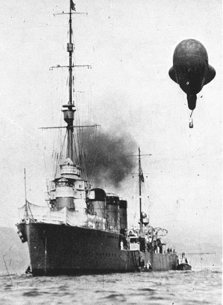 1927年，与一个探空气球同框的「龙田」号轻巡洋舰。