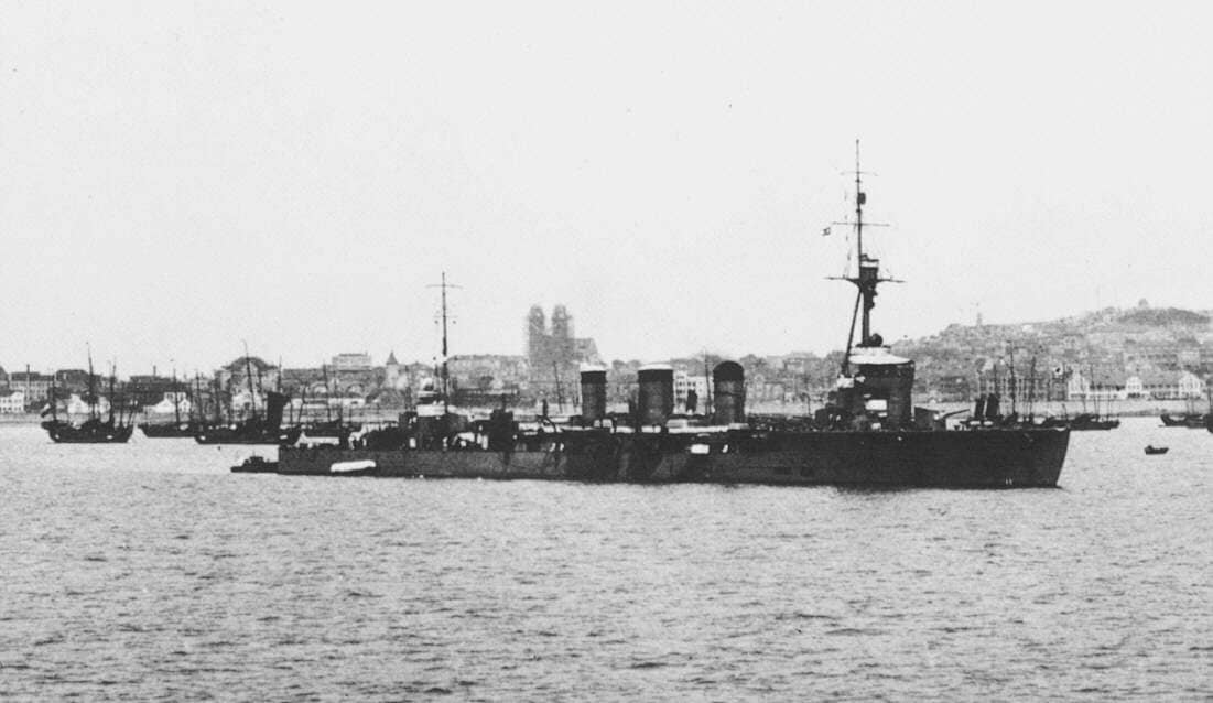 1932年，停泊于中国上海的「天龙」号轻巡洋舰。「一二八事变」后日本海军持续驻泊上海，天龙号曾多次随舰队赴华执行作战与警戒任务。