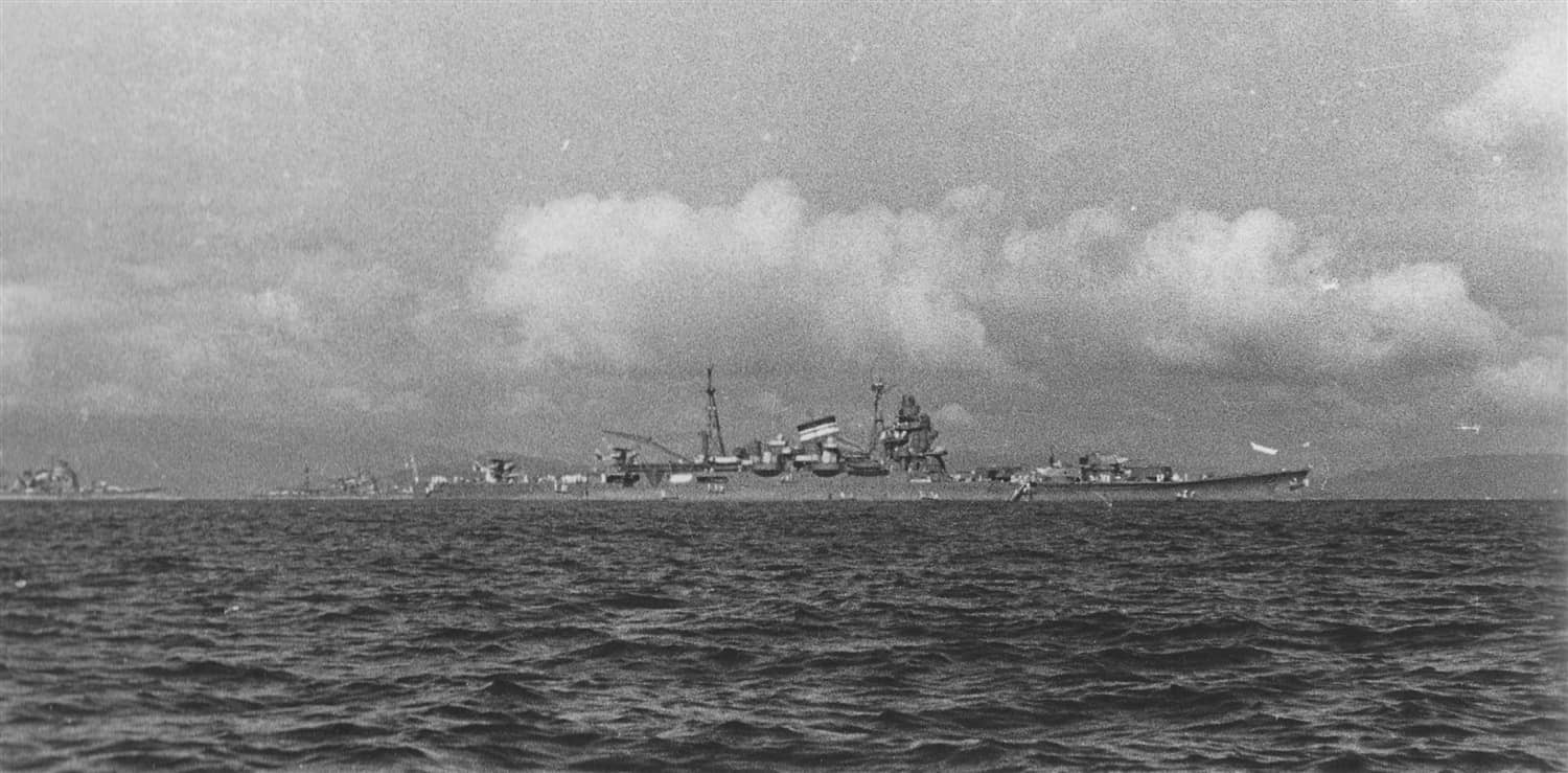 1940年9月，停泊中的「利根」号重巡洋舰。其后方可见重巡洋舰「鸟海」号（右）和「摩耶」号（左）。