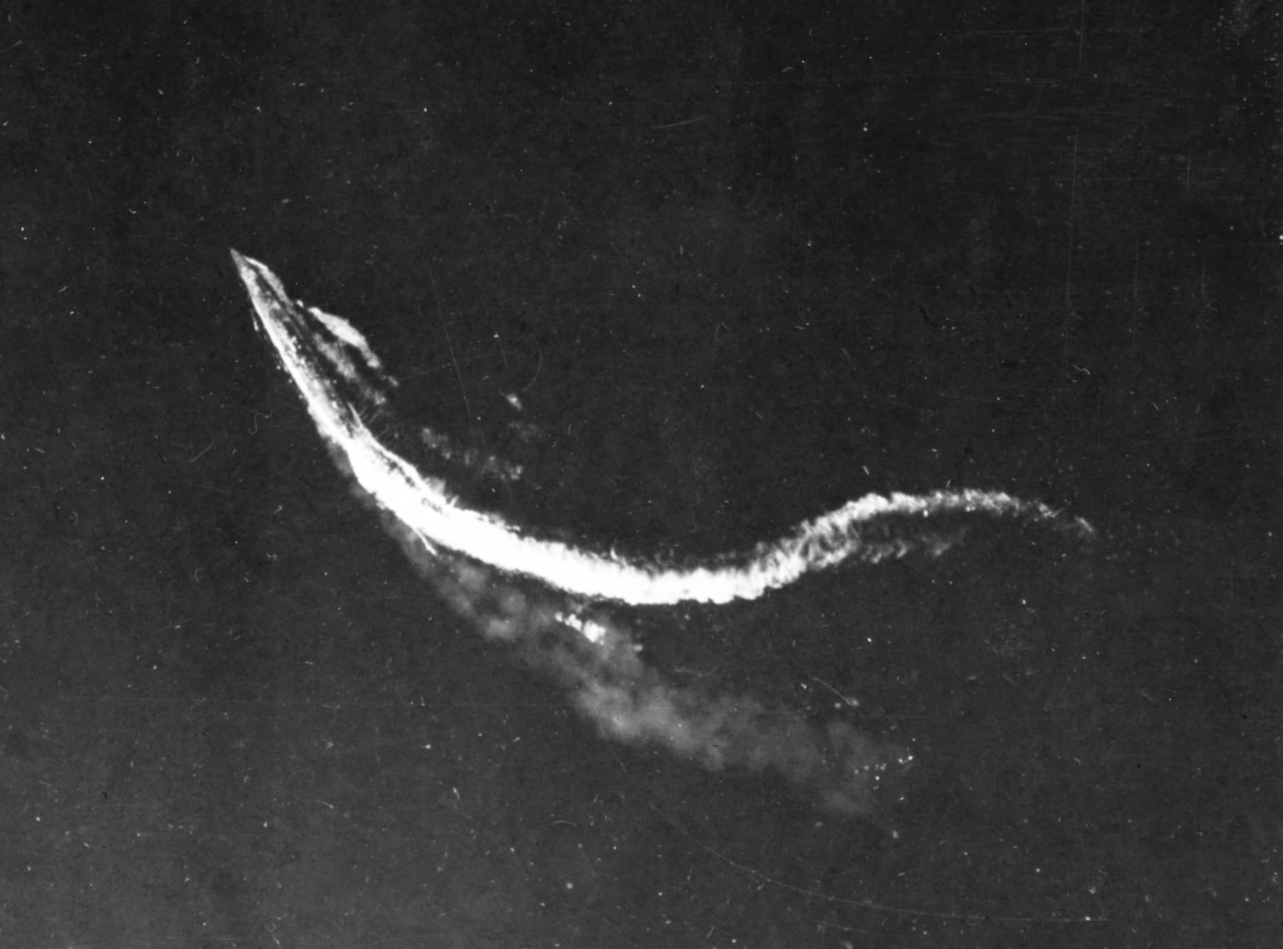 1942年8月24日，「东所罗门海战」期间从美军B-17轰炸机上拍摄的日本重巡洋舰「利根」号，当时美军机群正空袭航母「龙骧」号（位于画面右侧之外）。