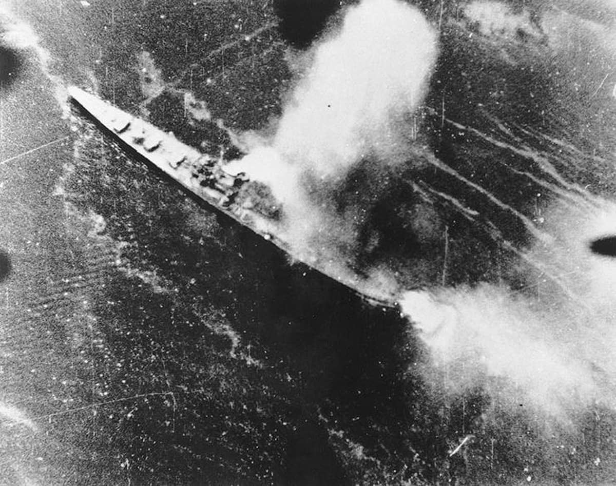 1943年11月5日，在拉包尔空袭期间遭受空袭的「筑摩」号重巡洋舰。注：这张照片由「萨拉托加」号（CV-3）航母上的一架道格拉斯SBD「无畏」式俯冲轰炸机的机载枪炮照相机拍摄。