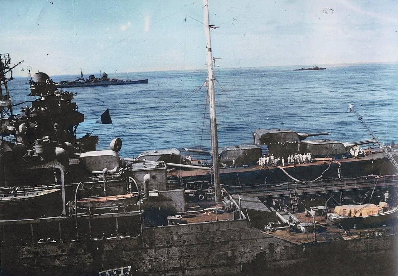 1944年6月17日，「马里亚纳海战」期间，日本重巡洋舰「利根」号在菲律宾海从补给油船「黒潮丸」号接受海上加油。远处可见重巡洋舰「铃谷」号和驱逐舰「玉波」号。（重新上色照片）