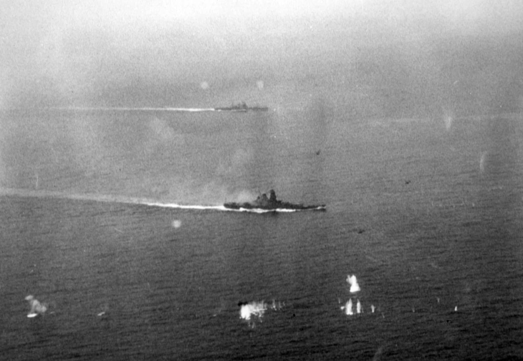 1944年10月25日，「莱特湾海战」期间的「萨马岛海战」中，高速机动进行防空作战的日本战列舰「大和」号与一艘重巡洋舰「筑摩」号（亦有资料注为「利根」号）。注：这张照片从护航航母「皮德洛湾」号的舰载机拍摄。