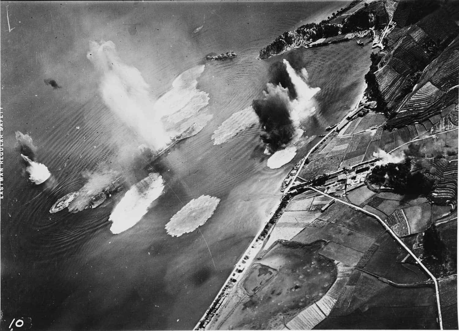 1945年7月24日，「吴港空袭」中停泊于吴港海域的日本重巡洋舰「利根」号遭美军「香格里拉」号航母舰载机攻击，岸上高射炮阵地正对空射击。
