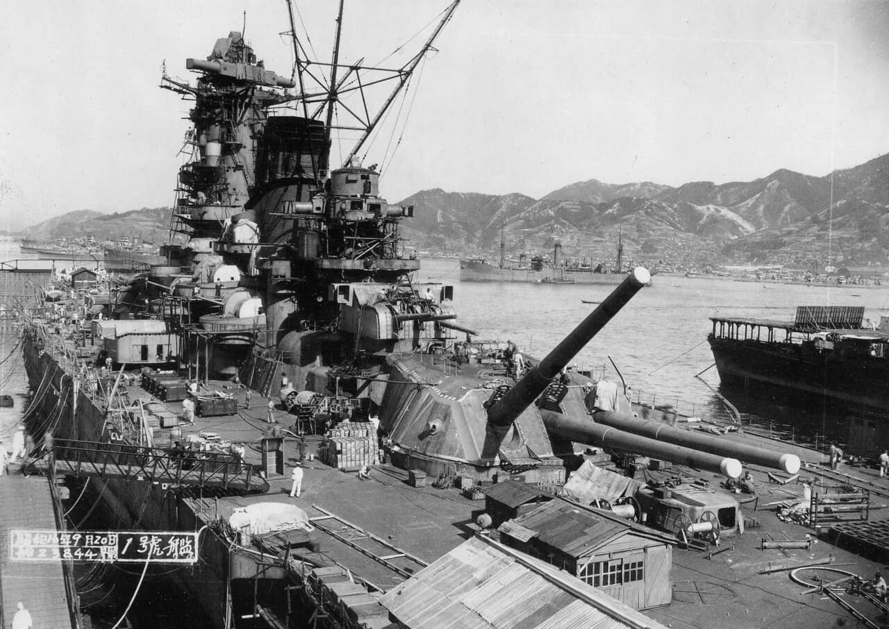 1941年9月20日,舾装接近尾声的大和号战列舰。这是所谓的「条约后」战列舰。首舰大和号于1937年11月4日开工建造,武藏号则于1938年3月29日开工;该级舰满载排水量约为72000吨,主炮为9门460毫米口径火炮。