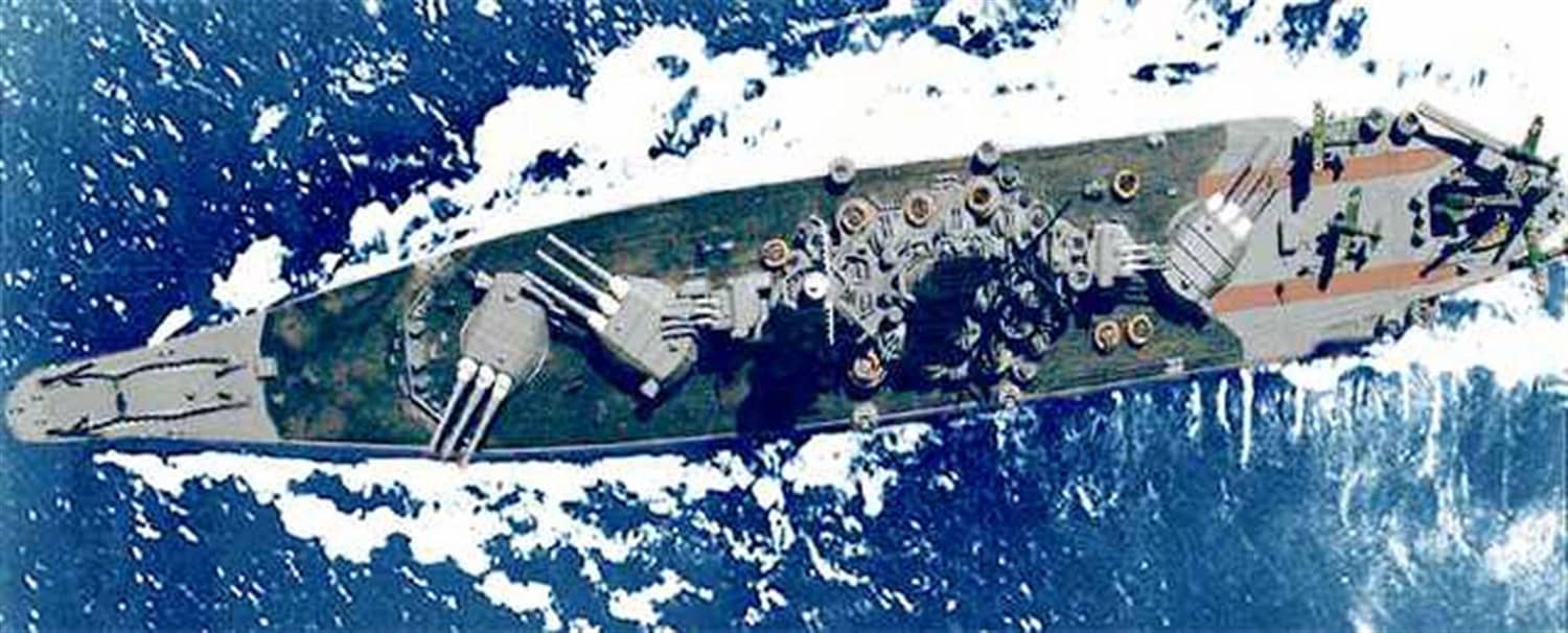老照片修复:1944年10月24日「锡布延海战」中,武藏号战列舰在美军舰载机集中攻击下遭受重创。此次攻击中武藏号先后被数十枚炸弹与鱼雷命中,在海上挣扎数小时后倾覆、沉入菲律宾锡布延海深处,是「大和」级战列舰中较早阵亡的一艘。