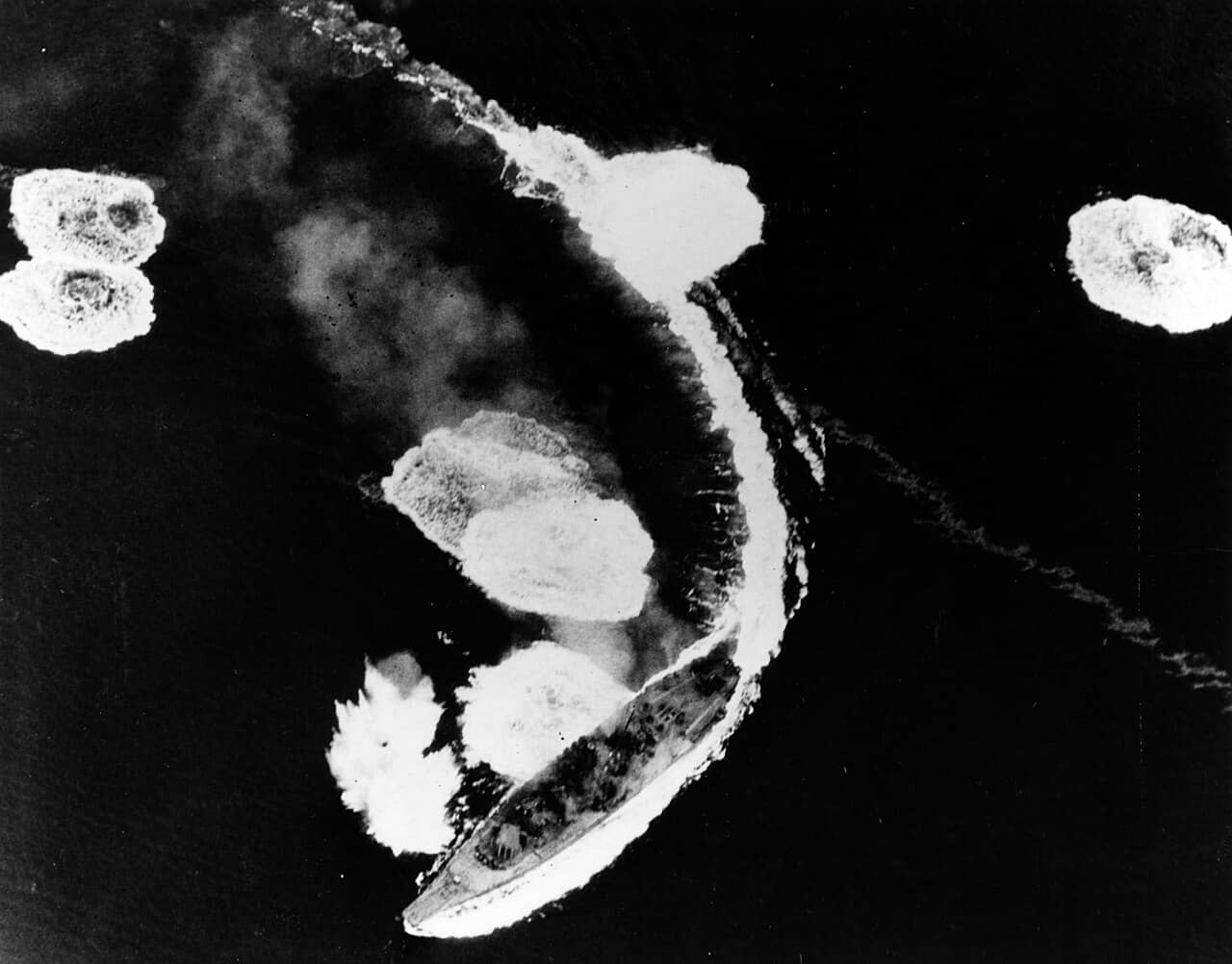 1945年3月19日,大和号战列舰在吴港外海遇袭。此幅照片拍摄时,镜头下的大和号在吴港外海的濑户内海作机动规避,当时它正遭受美国海军第58特混编队(Task Force 58)舰载机的猛烈空袭,但大和号在这些攻击中未受重创。这幅照片由大黄蜂号(CV-12)航空母舰上的飞机所拍摄。