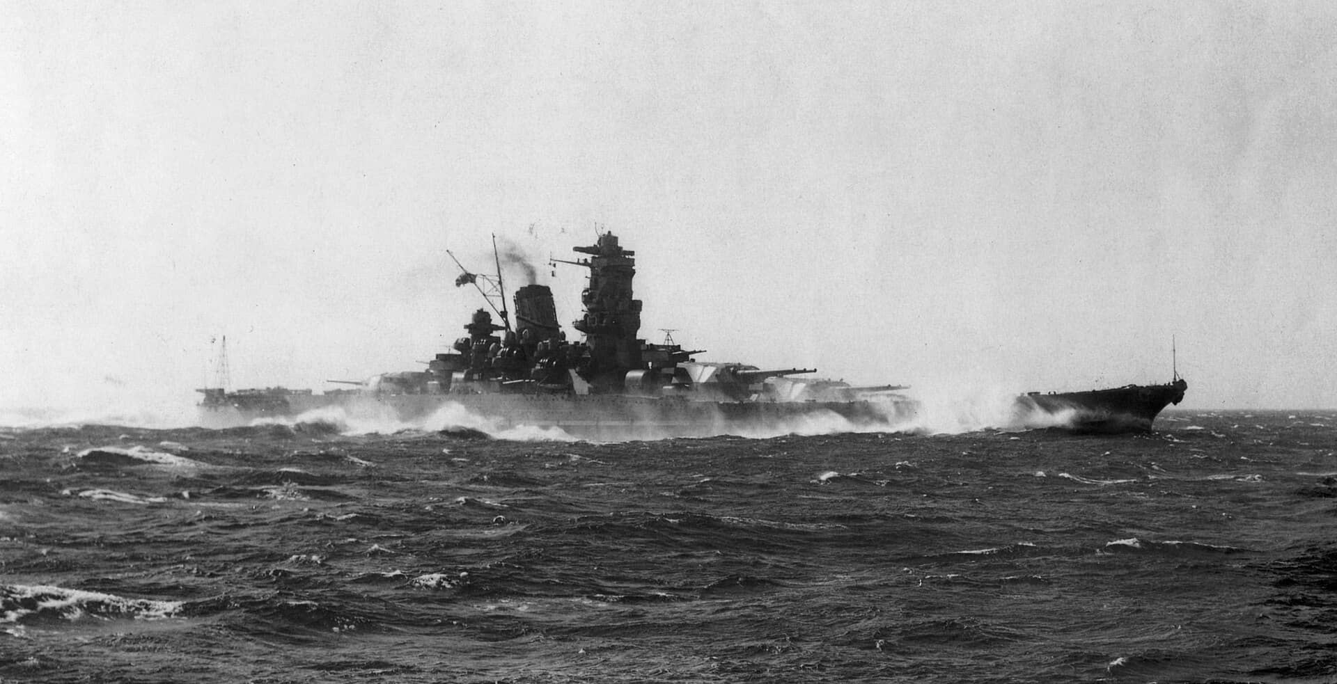 1941年10月20日,日本战列舰大和号在丰后海峡进行试航。