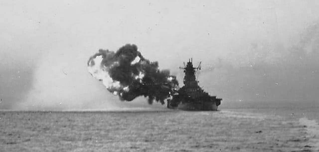 1942年7月26日,武藏号在伊予滩海域进行海试期间试射其46厘米主炮。