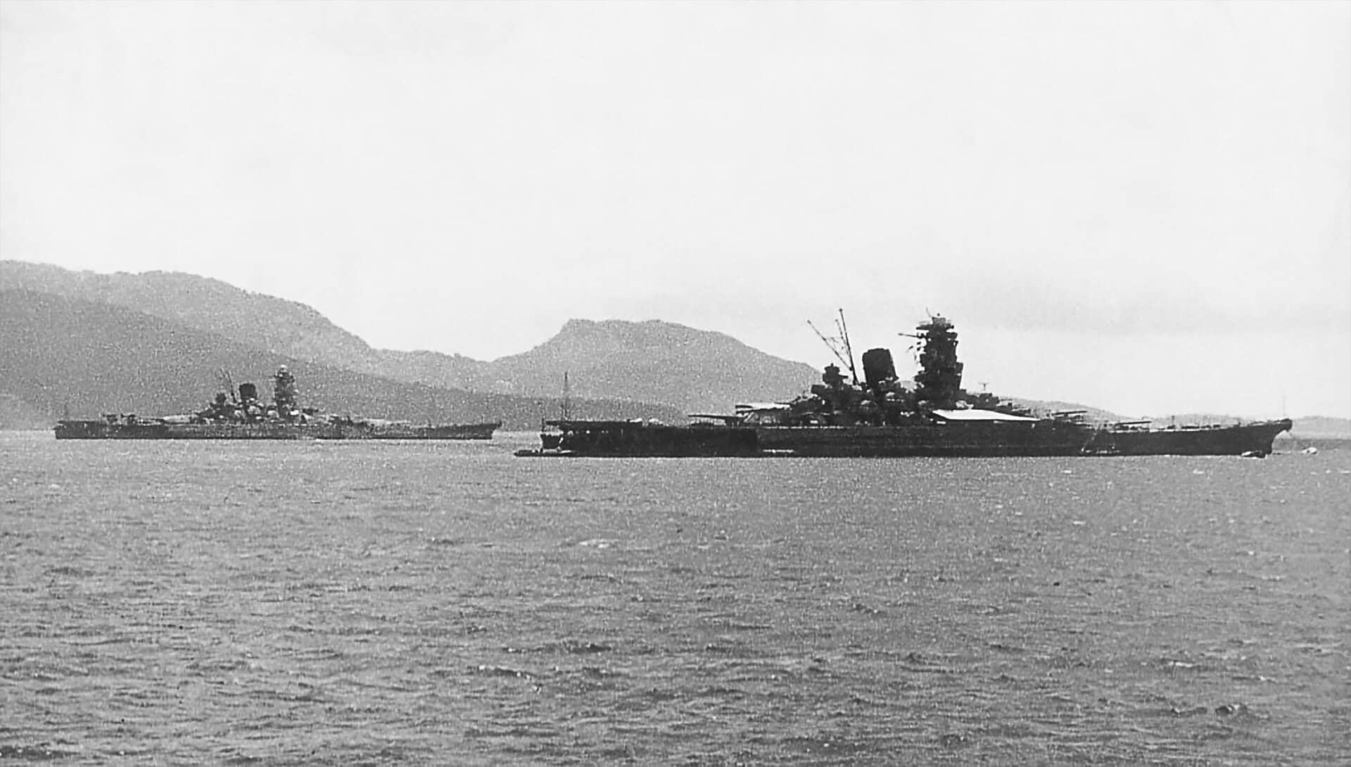 1943年初,大和号与武藏号在特鲁克群岛附近海域锚泊。