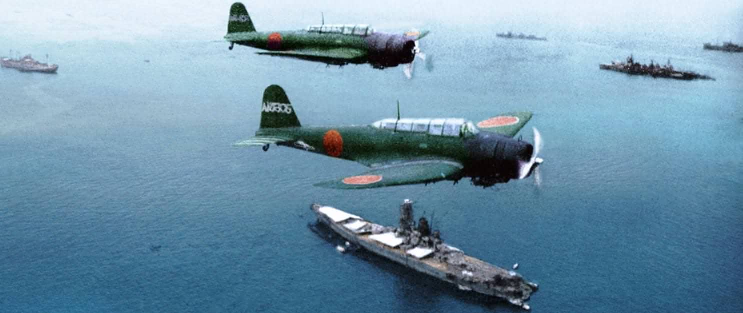 老照片修复:1943年3月,日本海军瑞凤号轻型航空母舰的九七式舰上攻击机编队从特鲁克锚地上空飞过大和号战列舰上方。特鲁克是日本海军太平洋战争前期的联合舰队重要锚地,大和号、武藏号作为超级战列舰在此长期驻泊,因其高昂的建造代价与战略价值,多数时候仅作为「存在舰队」威慑而极少投入实战。