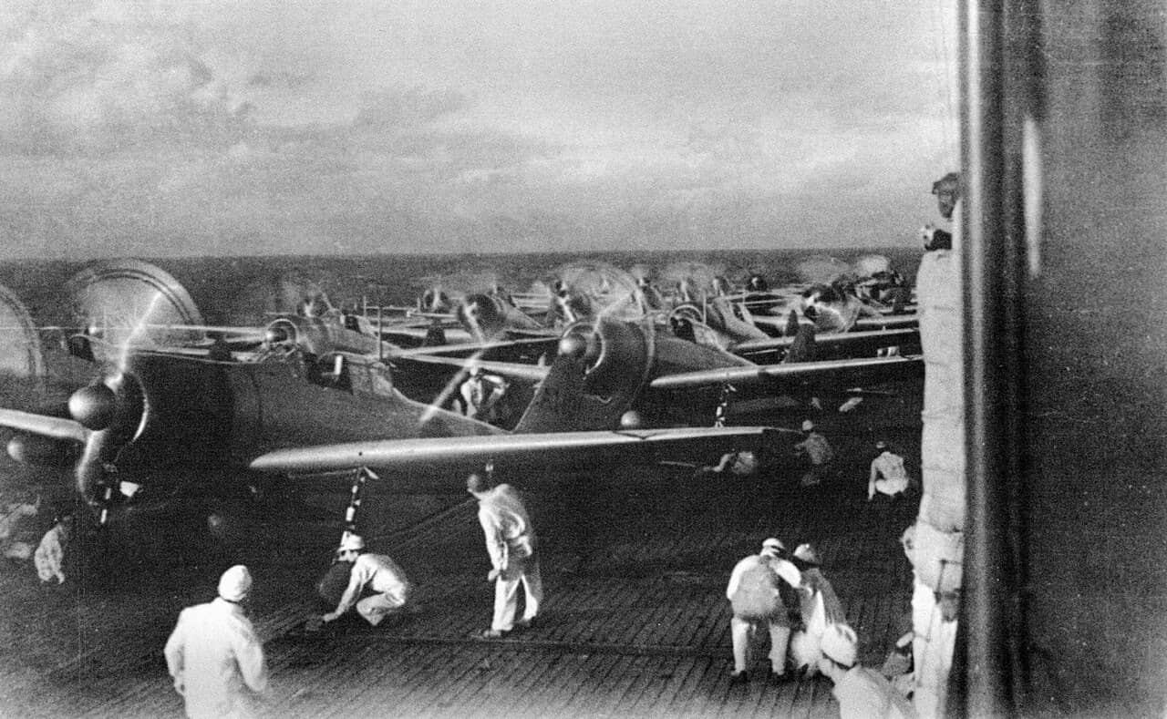 1941年12月8日,日军偷袭珍珠港期间,作为第二波攻击编队一部分、准备从赤城号航空母舰上起飞的的日海军零式战斗机(A6M2)。