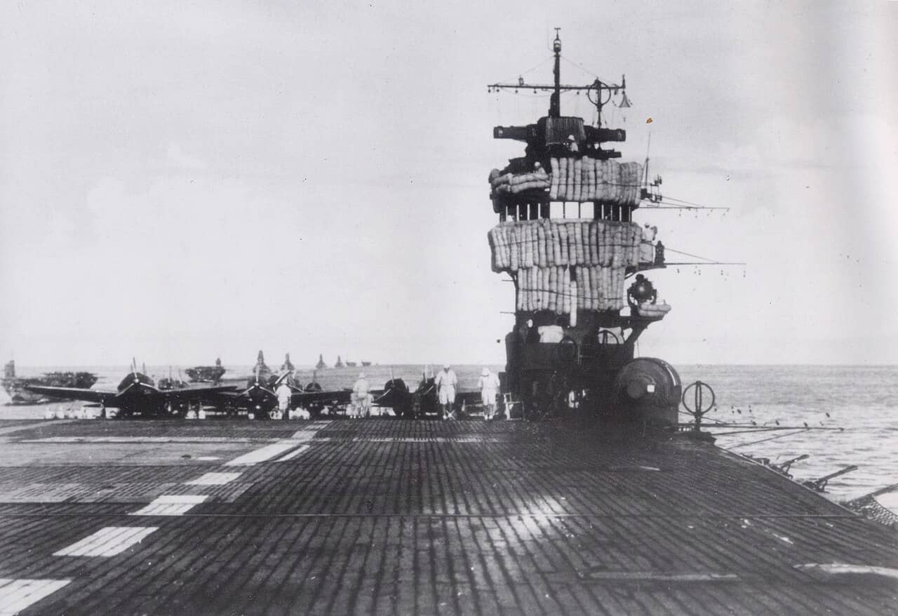 1942年3月26日,赤城号离开印尼苏拉威西岛(当时称「西里伯斯岛」),前往执行针对科伦坡的攻击任务。背景中可见航母打击编队的其他航空母舰与战列舰。而在其舰岛上捆绑着卷起的日式被褥,旨在为抵御敌方攻击提供额外防护。