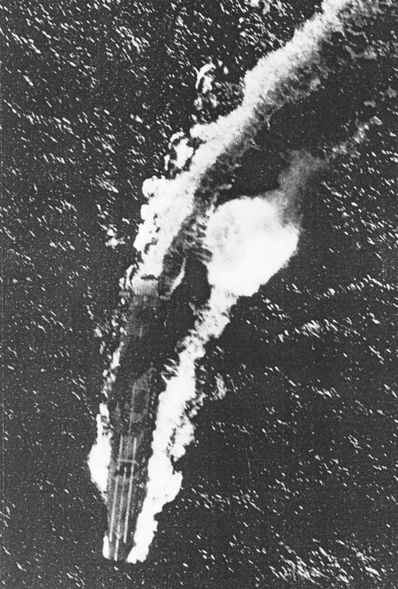 1944年10月25日，「莱特湾海战」的「恩加尼奥角海战」中，正在遭受美军第38特混舰队舰载机围攻的千岁号（Chitose）轻型航空母舰。千岁号作为小泽治三郎诱饵舰队成员北出，于当日约08:35被埃塞克斯号等航母舰载机的鱼雷击中，09:37倾覆沉没。