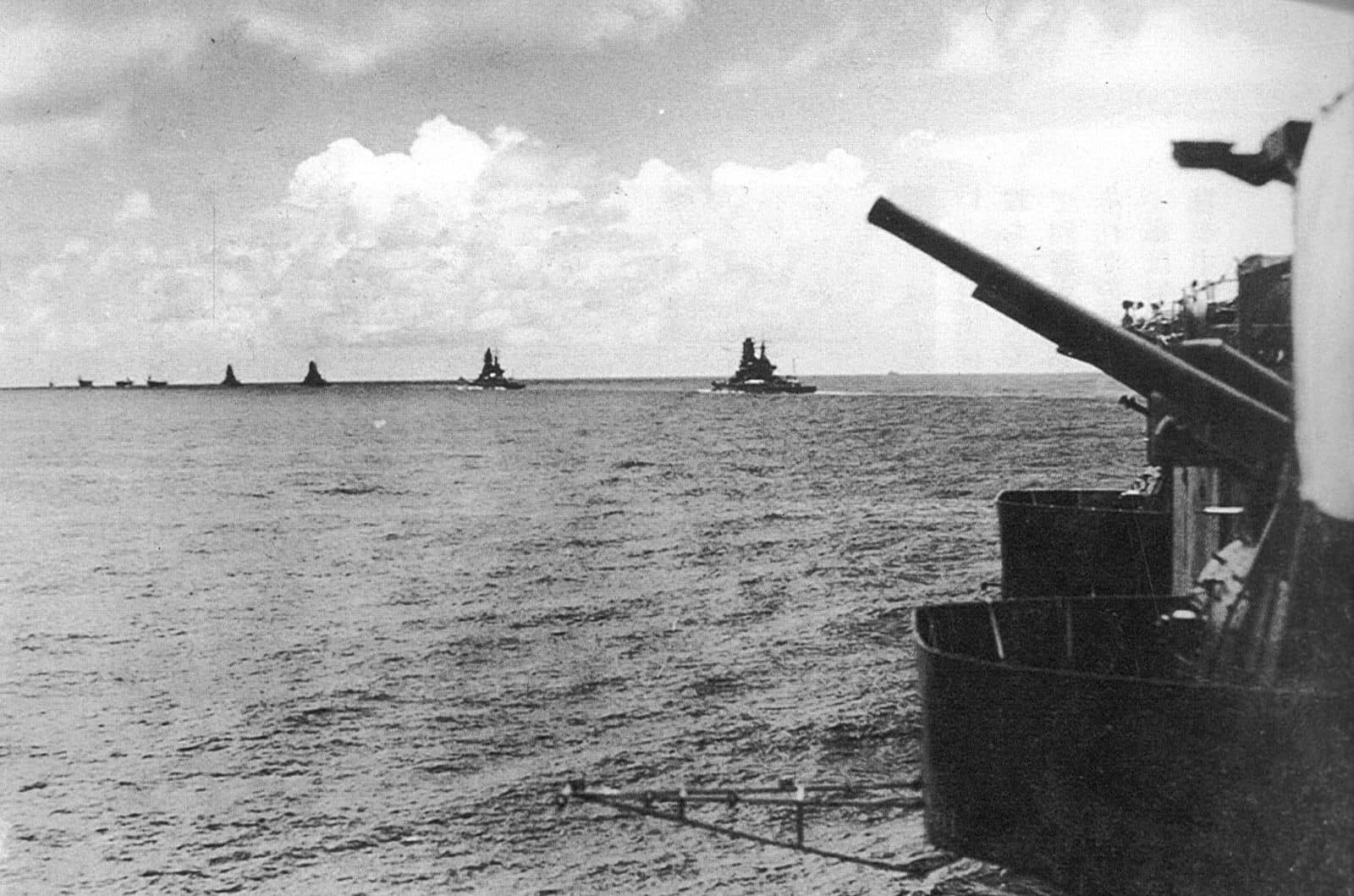 1942年3月末,由「瑞鹤」号拍摄的第一航空战队编队驶向印度洋,队形中可见赤城、苍龙、飞龙等航母与战列舰,随即投入「锡兰海战」。