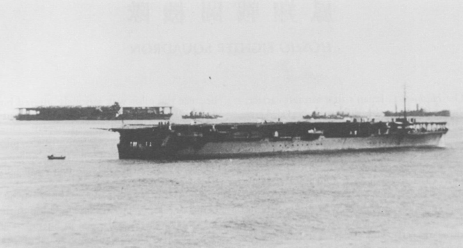 1937年「七七事变」期间,日本帝国海军航空母舰凤翔号(前景)与加贺号(背景)巡航在中国附近外海某处海域。