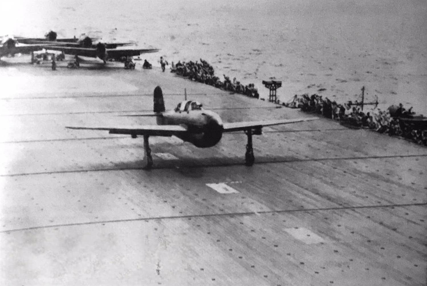 1944年6月19日，「菲律宾海海战」（马里亚纳海战）首日，第652海军航空队的一架彗星舰上爆击机（D4Y1 Judy）正从隼鹰号飞行甲板上起飞，计划向美军机动舰队发起攻击。这架飞机是当天10:30起飞的第二波攻击机之一。