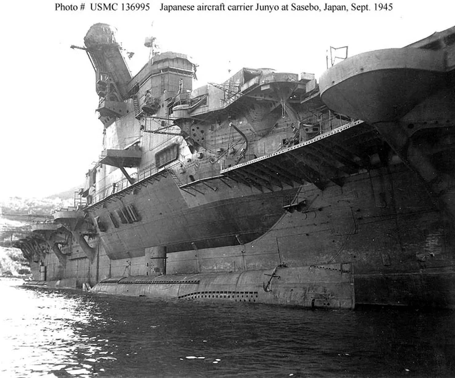 1945年9月26日，日本投降后，停泊在佐世保军港码头的隼鹰号航空母舰和和两艘「Ha-201」级潜艇（前景中的是「Ha-207」）。此时该舰已无舰载机可用，此前在1944年12月遭美军潜艇鱼雷重创后一直处于破损状态，后被美国海军评估为不值得修复。1946年至1947年，隼鹰号在佐世保造船厂被解体回收。停泊在佐世保港的惠比寿湾。