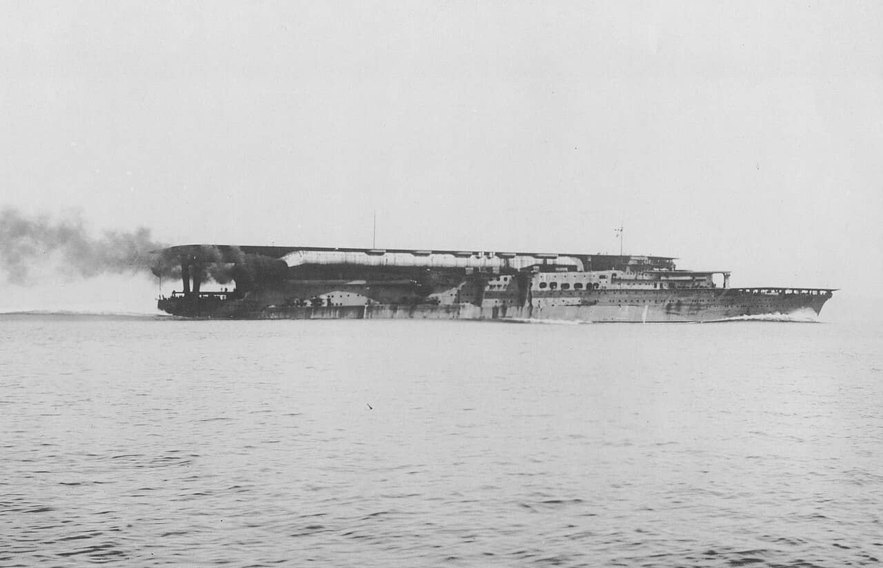 1928年9月15日,加贺号在馆山(Tateyama)外海进行下水后的试航画面。