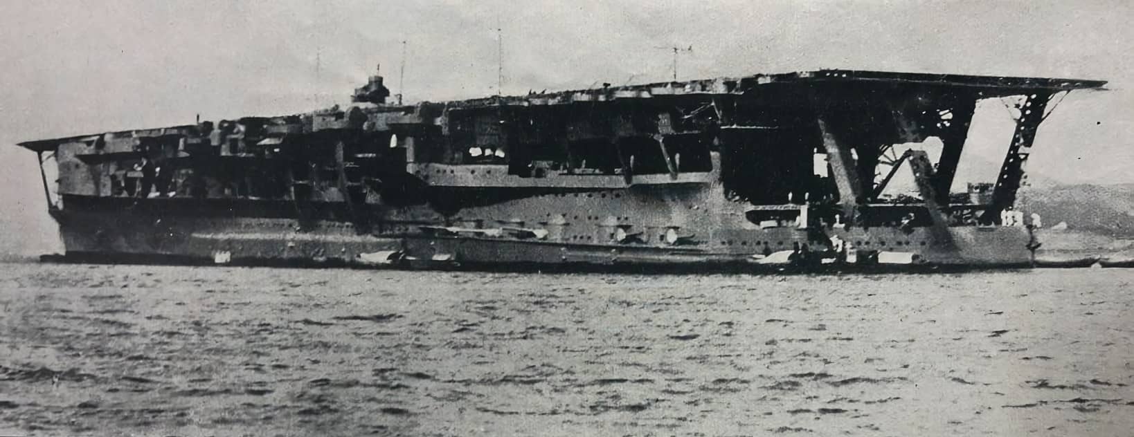1935年,完成改装后的加贺号。这是从其侧后方水面拍摄的斜视图。