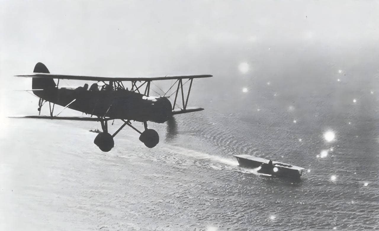 1937年「卢沟桥事变」发生后,加贺号航空母舰被部署至中国海域巡航,这是当时一架日本帝国海军九六式舰上攻击机在加贺号附近上空飞行的画面。