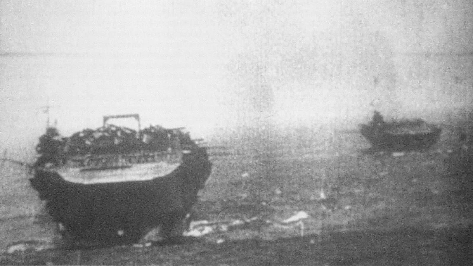 1941年12月7日,第一航空战队旗舰加贺号(左)与瑞鹤号(右)等合编驶向「珍珠港袭击」的途中编队航拍。