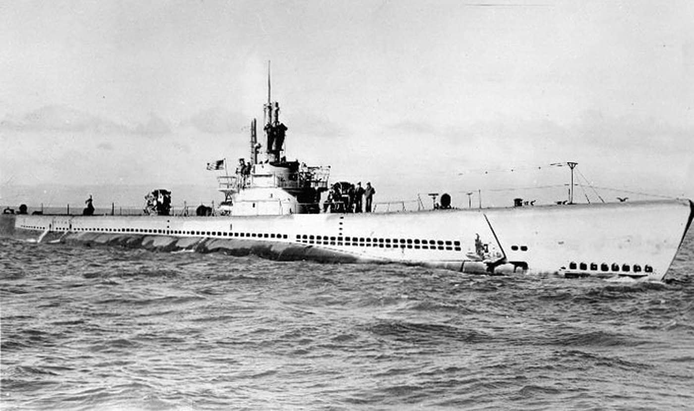 1945年6月5日，美国海军巴劳级潜艇「射水鱼」号 (SS-311) 在旧金山附近拍摄的照片。这艘潜艇是将信浓号航母送上末路的最大功臣。