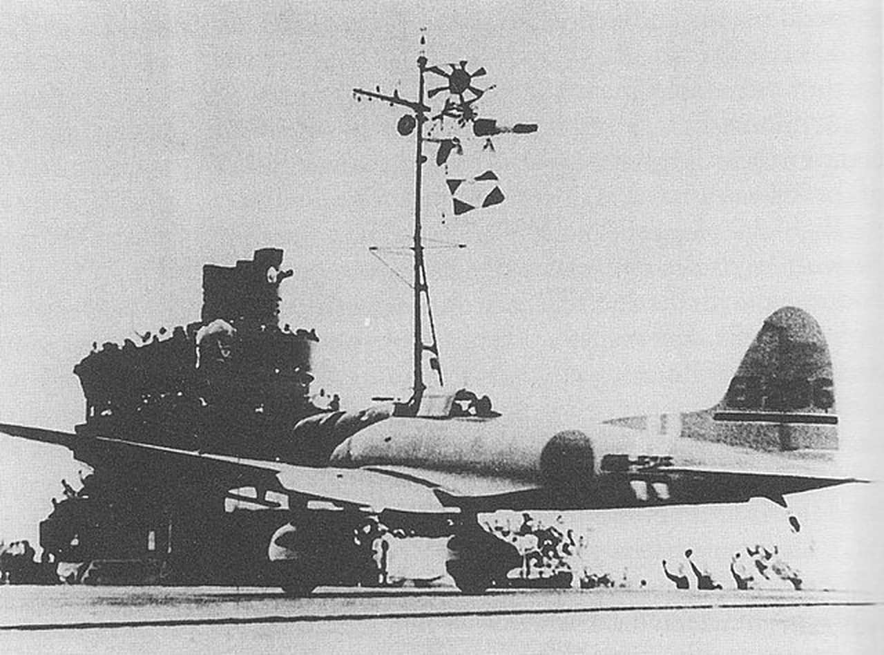 1942年5月8日,「珊瑚海海战」期间,瑞鹤号在放飞一架九九式舰爆(D3A)。