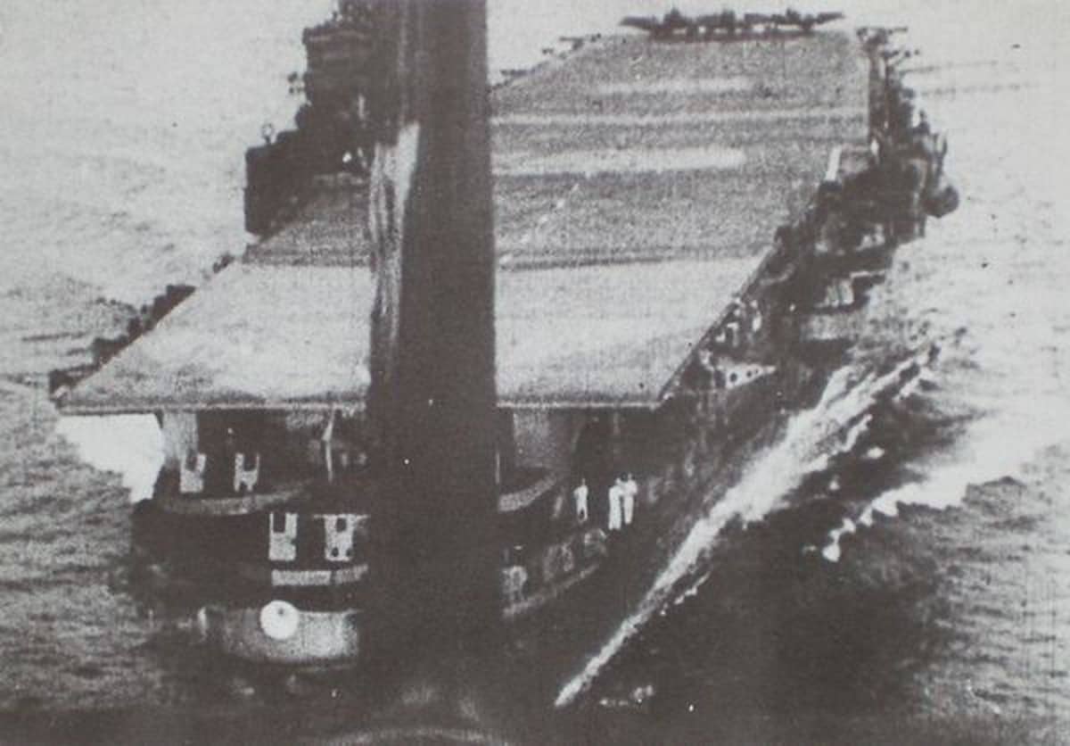 1944年9月,瑞鹤号放飞一架九七式鱼雷轰炸机。这是从鱼雷机上向后拍摄的瑞鹤号航母照片。