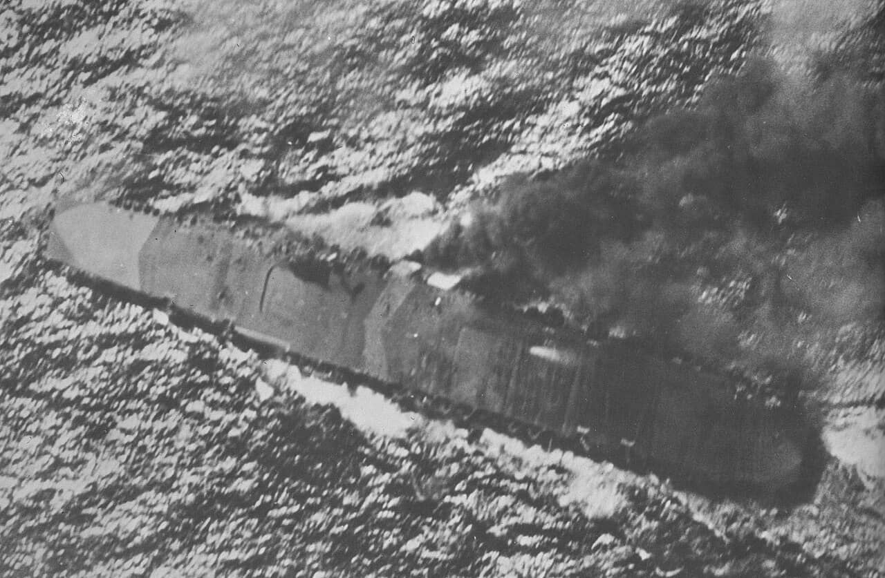1944年10月25日,「恩加尼奥角(Cape Engaño)海战」期间的瑞鹤号航母。