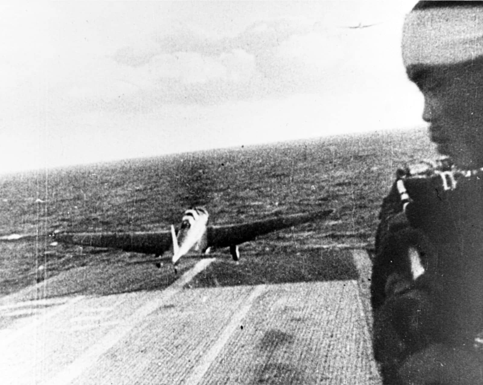1941年12月「珍珠港偷袭」前,翔鹤号飞行甲板上第一波出击的三菱零式战斗机。