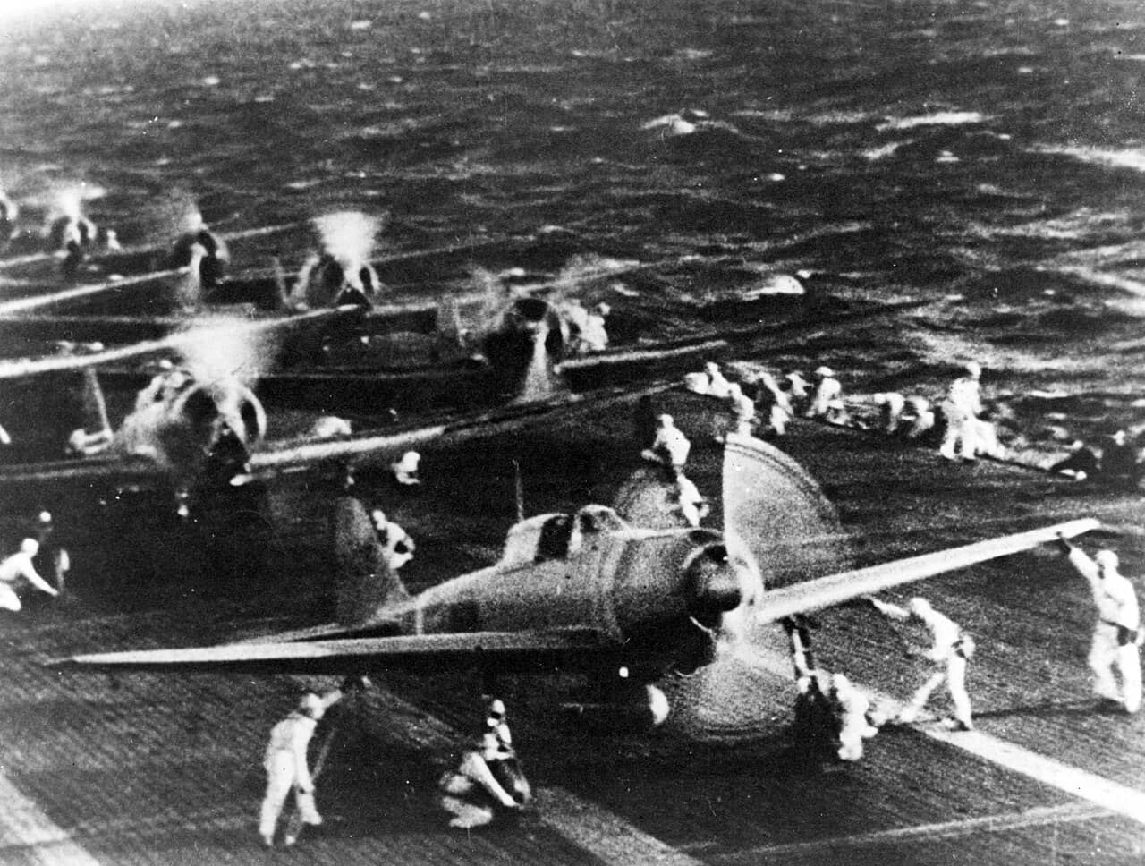 1941年12月7日,「珍珠港事件」期间,翔鹤号即将放飞九九式(D3A)俯冲轰炸机的画面。