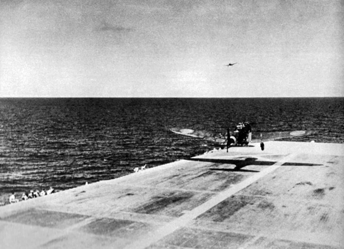 1941年12月7日,「珍珠港事件」期间,一架中岛九七式舰上攻击机(B5N2)从瑞鹤号航母上起飞,前往攻击珍珠港。