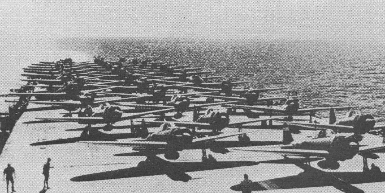 1942年4月5日,印度洋作战期间,瑞鹤号正准备放飞九九式舰爆(D3A)俯冲轰炸机和零式(A6M)战斗机。