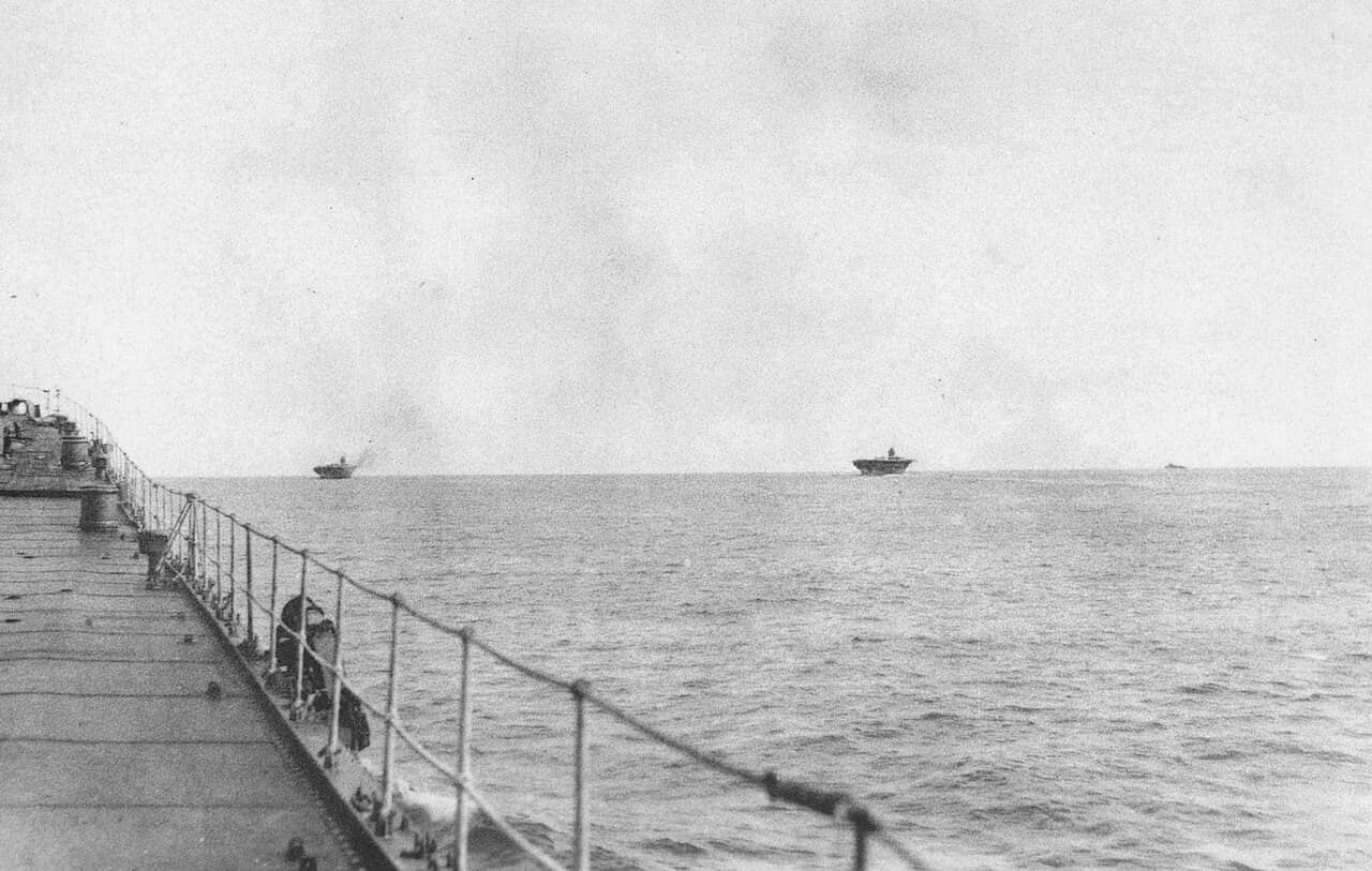 1942年5月,「珊瑚海海战」期间,从重巡洋舰羽黑号上看到的驶往珊瑚海海战战场的翔鹤号与瑞鹤号航空母舰。
